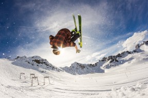 每体：阿劳霍可能会在欧冠中继续首发，而孔德将会轮休，阿劳霍进球