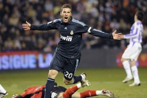 林丹指导青少年训练亲自示范动作，林丹发力